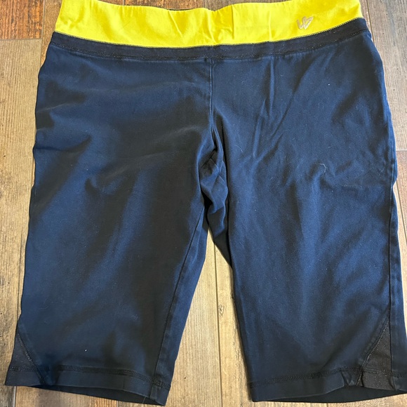 Women’s lane Bryant black and lime yoga shorts size 18/20 - Picture 1 of 3